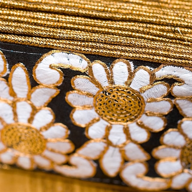 金糸刺繍花柄チロリアンテープ (メーター売り・太幅 約8cm) -  ブラック 3 - サイドもしっかりしていて高級感があります。