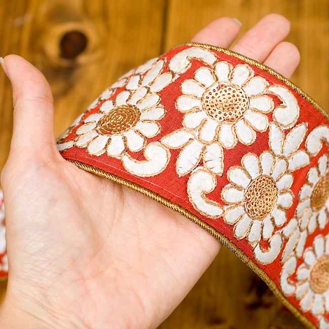 金糸刺繍花柄チロリアンテープ (メーター売り・太幅 約8cm) -  ブラック 4 - 手に取ってみました。太めで存在感のあるテープです。※こちらは色違い商品です