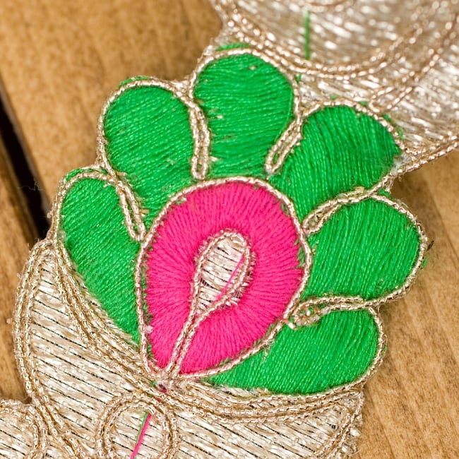 金糸刺繍チロリアンテープ (メーター売り・幅 約4cm) - ライトグリーン 2 - アップにしてみました！カラフルな刺繍がとても可愛らしいです＾＾