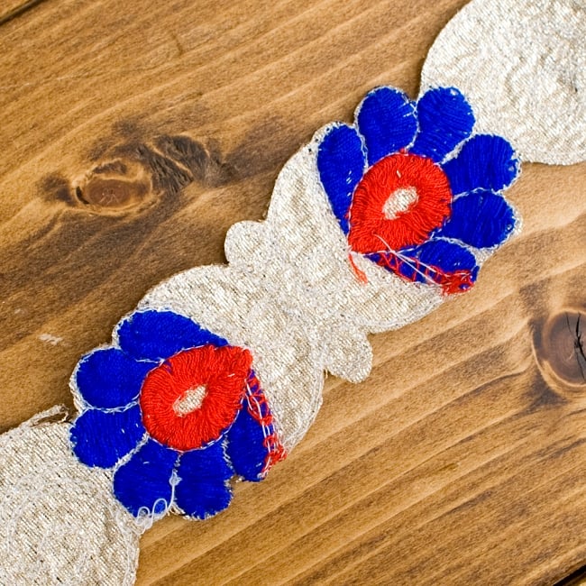 金糸刺繍チロリアンテープ (メーター売り・幅 約4cm) - ライトグリーン 4 - 裏面はこの様になっています。リバーシブルではありません。※色違い商品です