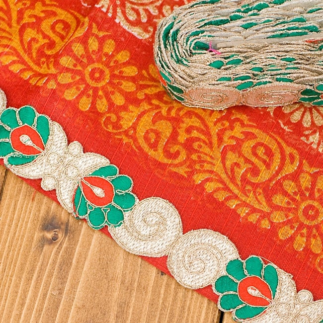 金糸刺繍チロリアンテープ (メーター売り・幅 約4cm) - ライトグリーン 5 - インドではこのようにサリーの裾に縫い付けて飾りと補強を兼ねます