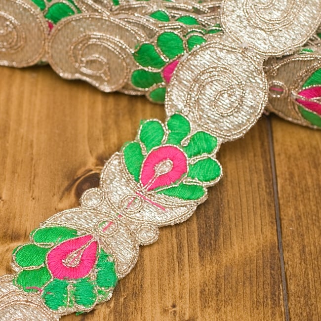 金糸刺繍チロリアンテープ (メーター売り・幅 約4cm) - ライトグリーンの写真チロリアンテープ、手芸、ボーダー、メーター売,チロルテープ