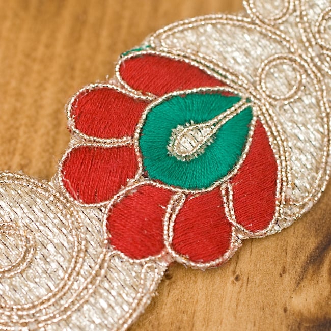 金糸刺繍チロリアンテープ (メーター売り・幅 約4cm) - レッド 2 - アップにしてみました!カラフルな刺繍がとても可愛らしいです^^