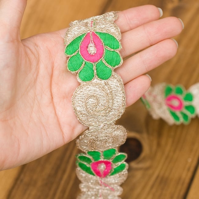 金糸刺繍チロリアンテープ (メーター売り・幅 約4cm) - レッド 3 - 手に取ってみました。金糸が美しく存在感のあるテープです。