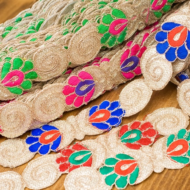 金糸刺繍チロリアンテープ (メーター売り・幅 約4cm) - レッド  6 - 色々なカラーバリエーションを揃えてみるのも楽しいですね！