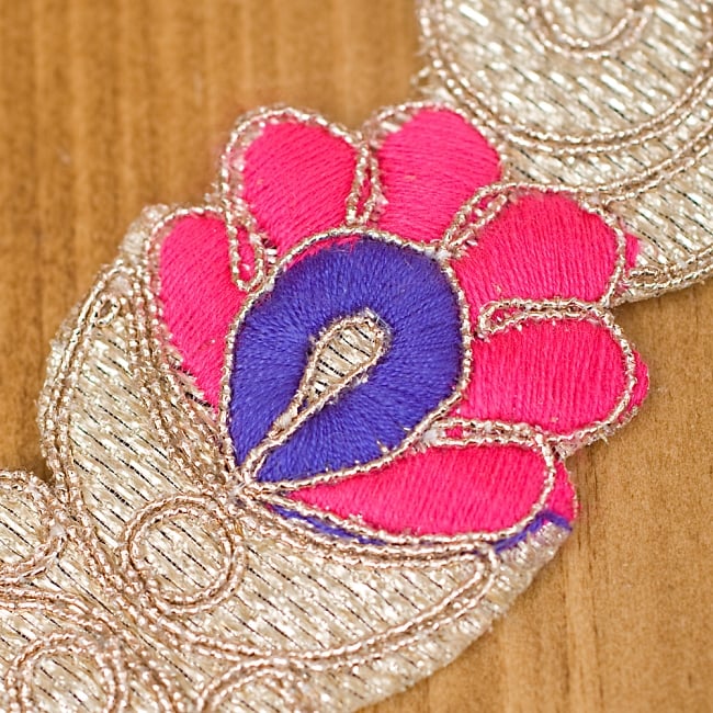 金糸刺繍チロリアンテープ (メーター売り・幅 約4cm) - ピンク 2 - アップにしてみました！カラフルな刺繍がとても可愛らしいです＾＾