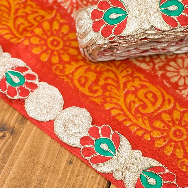 金糸刺繍チロリアンテープ (メーター売り・幅 約4cm) - ブルー  5 - インドではこのようにサリーの裾に縫い付けて飾りと補強を兼ねます