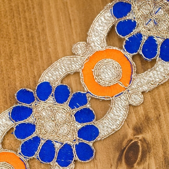 金糸刺繍チロリアンテープ (メーター売り・幅 約5cm) - ブルー・オレンジ 2 - アップにしてみました！カラフルな刺繍がとても可愛らしいです＾＾