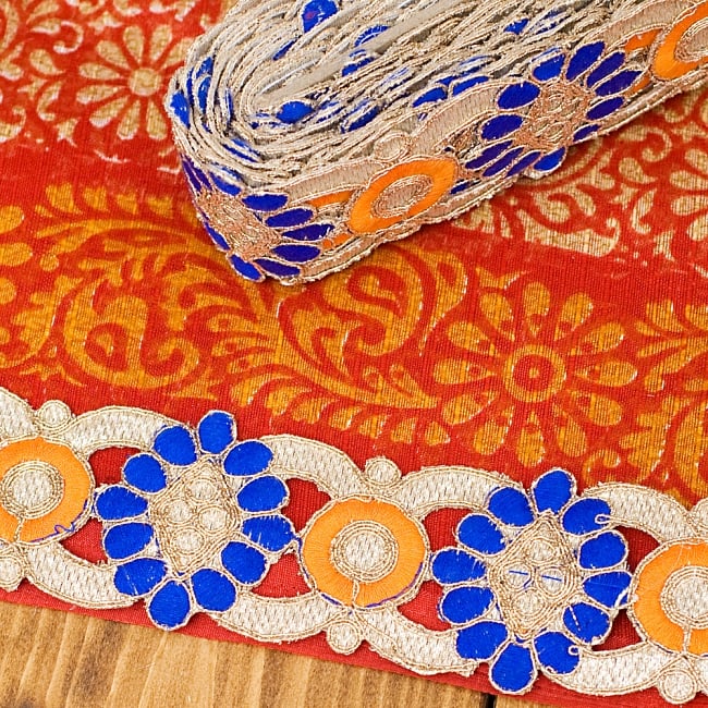 金糸刺繍チロリアンテープ (メーター売り・幅 約5cm) - ブルー・オレンジ 6 - インドではこのようにサリーの裾に縫い付けて飾りと補強を兼ねます