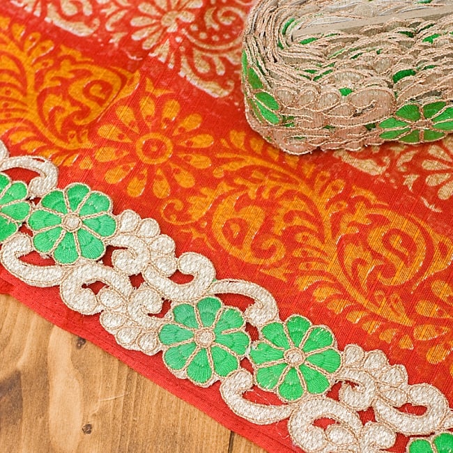 金糸刺繍チロリアンテープ (メーター売り・幅 約5cm) - ブルー  6 - インドではこのようにサリーの裾に縫い付けて飾りと補強を兼ねます