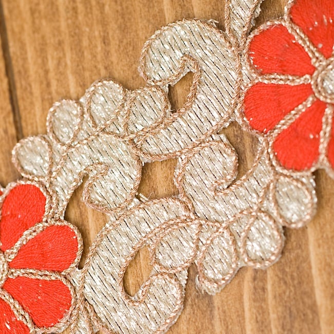 金糸刺繍チロリアンテープ (メーター売り・幅 約5cm) - レッド 2 - アップにしてみました！カラフルな刺繍がとても可愛らしいです＾＾