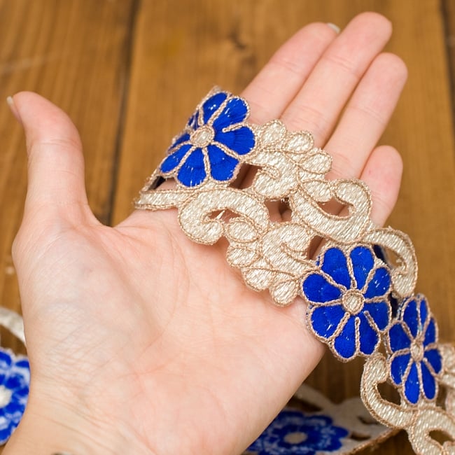 金糸刺繍チロリアンテープ (メーター売り・幅 約5cm) - レッド 4 - 手に取ってみました。金糸が美しく存在感のあるテープです。