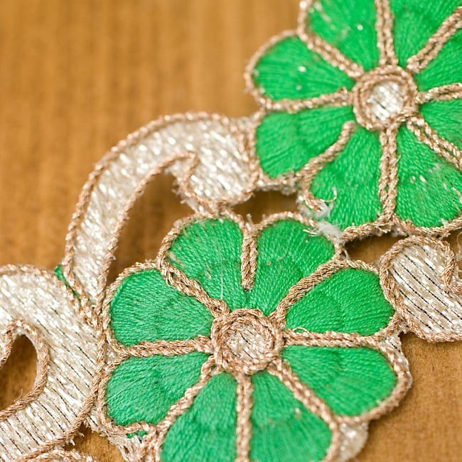 金糸刺繍チロリアンテープ (メーター売り・幅 約5cm) - グリーン 2 - アップにしてみました！カラフルな刺繍がとても可愛らしいです＾＾