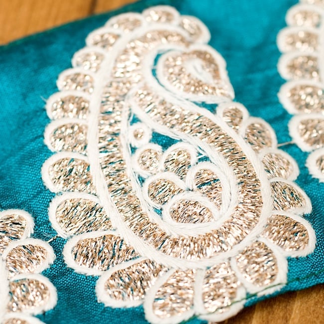 金糸ペイズリー柄チロリアンテープ(メーター売り・幅約8cm) - ターコイズグリーンの商品写真 2枚目 アップにしてみました!豪華な金糸刺繍がとても上品です^^
