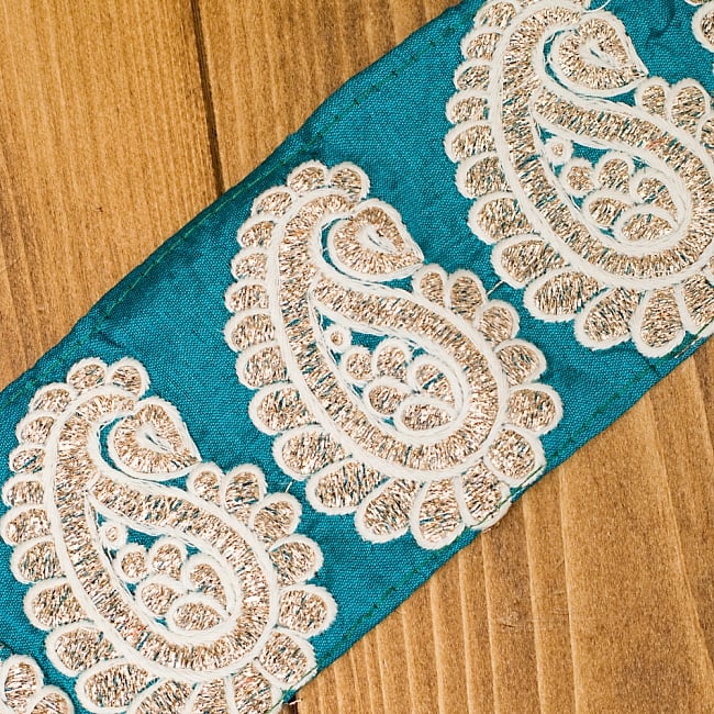 金糸ペイズリー柄チロリアンテープ（メーター売り・幅約8cm） - ターコイズグリーン 3 - 光沢感のある布に金糸が美しく映えます！