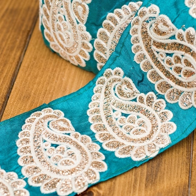金糸ペイズリー柄チロリアンテープ(メーター売り・幅約8cm) - ターコイズグリーンの商品写真 1枚目 金糸と色鮮やかな刺繍が可愛いチロリアンテープです。メーター売りですので、こちらから切ってご注文数だけお送りします。