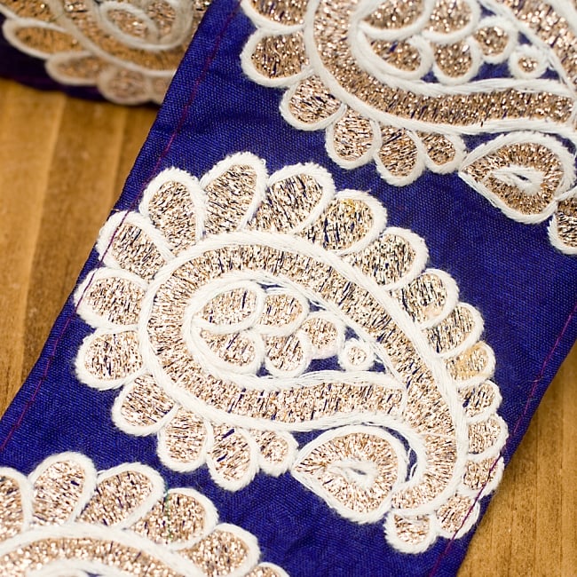 金糸ペイズリー柄チロリアンテープ(メーター売り・幅約8cm) - ネイビー 2 - アップにしてみました!豪華な金糸刺繍がとても上品です^^