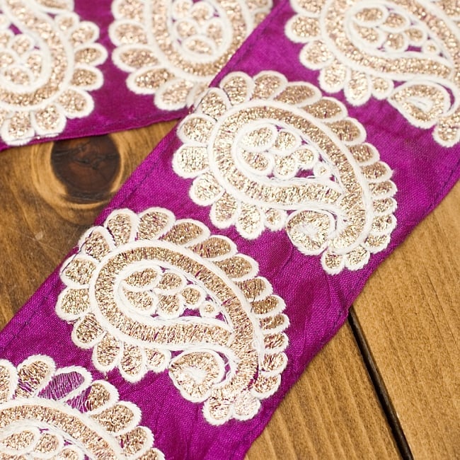 金糸ペイズリー柄チロリアンテープ(メーター売り・幅約8cm) - パープル 2 - アップにしてみました!豪華な金糸刺繍がとても上品です^^