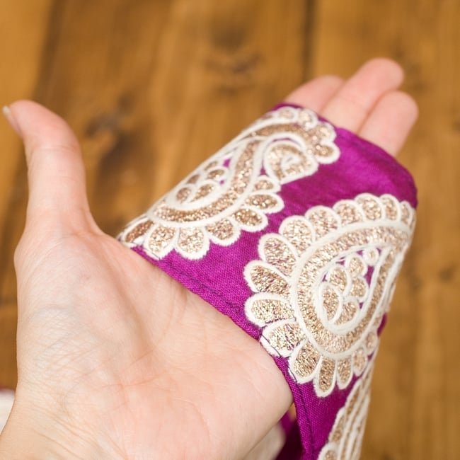 金糸ペイズリー柄チロリアンテープ(メーター売り・幅約8cm) - パープル 3 - 光沢感のある布に金糸が美しく映えます!