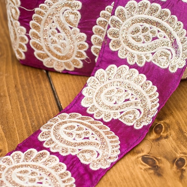 金糸ペイズリー柄チロリアンテープ(メーター売り・幅約8cm) - パープルの写真