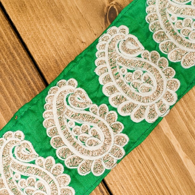 金糸ペイズリー柄チロリアンテープ（メーター売り・幅約8cm） - グリーン 2 - アップにしてみました！豪華な金糸刺繍がとても上品です＾＾
