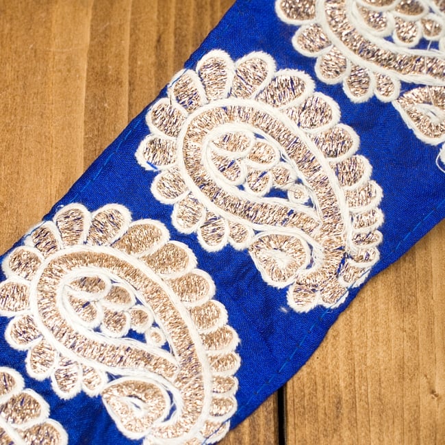 金糸ペイズリー柄チロリアンテープ（メーター売り・幅約8cm） - ブルー 2 - アップにしてみました！豪華な金糸刺繍がとても上品です＾＾