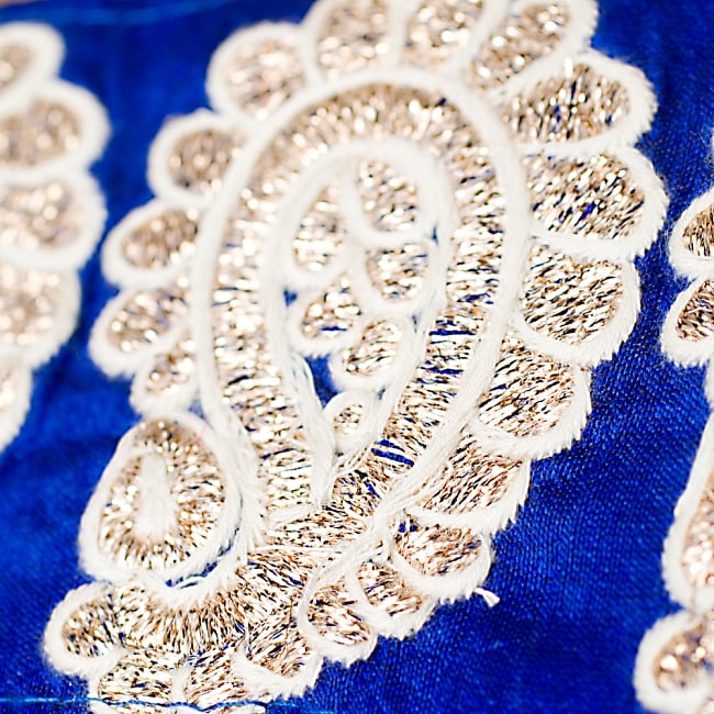 金糸ペイズリー柄チロリアンテープ（メーター売り・幅約8cm） - ブルー 3 - 光沢感のある布に金糸が美しく映えます！