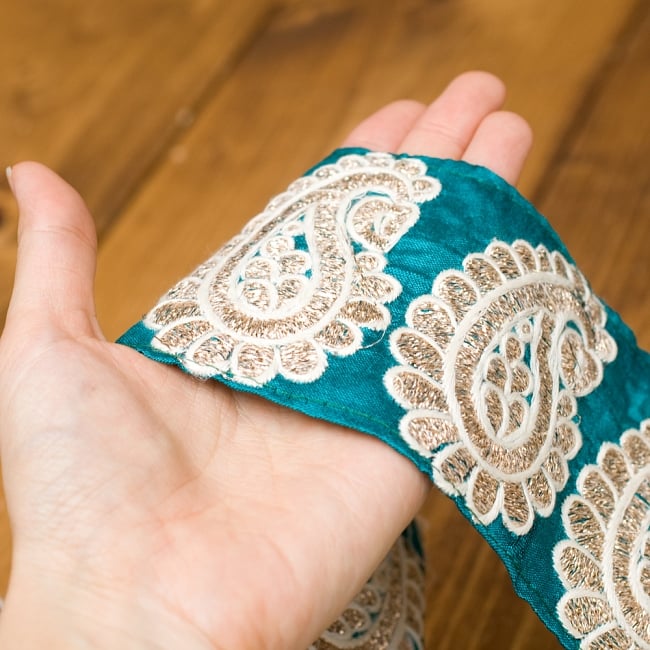 金糸ペイズリー柄チロリアンテープ（メーター売り・幅約8cm） - ブルー 4 - 手に取ってみました。金糸が美しく存在感のあるテープです。