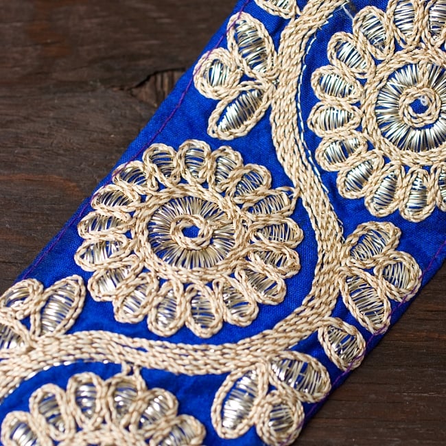 金糸花草柄チロリアンテープ (メーター売り・幅 約8cm) - 青 2 - アップにしてみました！豪華な金糸刺繍がとても上品です＾＾
