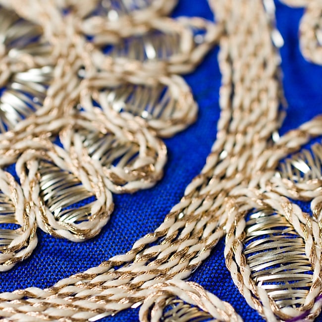 金糸花草柄チロリアンテープ (メーター売り・幅 約8cm) - 青 3 - 光沢感のある布に金糸が美しく映えます！
