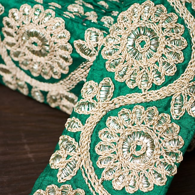 金糸花草柄チロリアンテープ (メーター売り・幅 約8cm) - 緑 2 - アップにしてみました！豪華な金糸刺繍がとても上品です＾＾