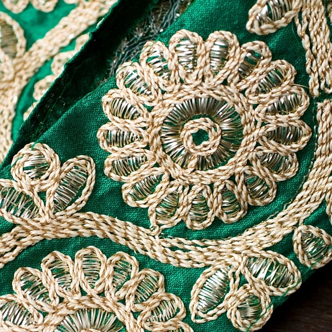 金糸花草柄チロリアンテープ (メーター売り・幅 約8cm) - 緑 3 - 光沢感のある布に金糸が美しく映えます！