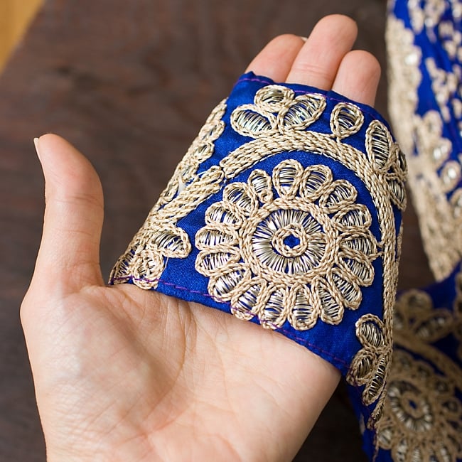 金糸花草柄チロリアンテープ (メーター売り・幅 約8cm) - 緑 4 - 手に取ってみました。金糸が美しく存在感のあるテープです。※こちらは色違い商品です