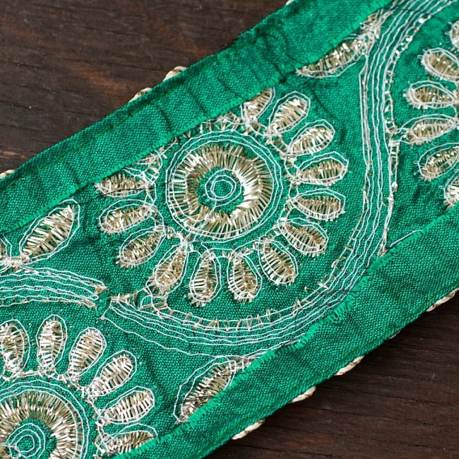 金糸花草柄チロリアンテープ (メーター売り・幅 約8cm) - 緑 5 - 裏面はこの様になっています。リバーシブルではありません。