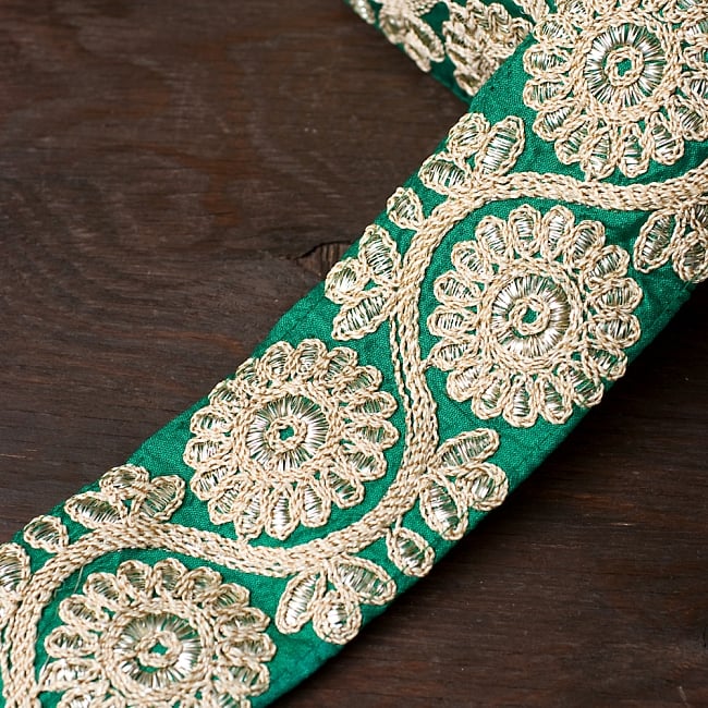 金糸花草柄チロリアンテープ (メーター売り・幅 約8cm) - 緑の写真1枚目です。金糸の刺繍が華やかで可愛いチロリアンテープです。メーター売りですので、こちらから切ってご注文数だけお送りします。チロリアンテープ、手芸、ボーダー、メーター売,チロルテープ