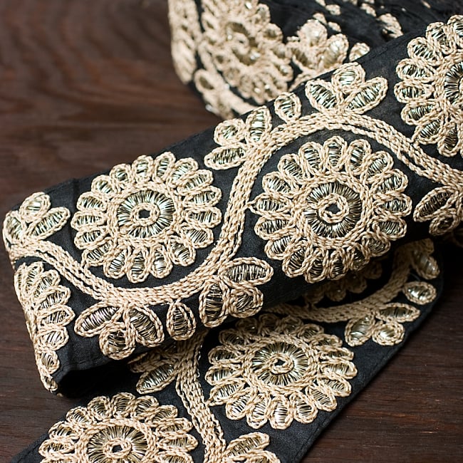 金糸花草柄チロリアンテープ (メーター売り・幅 約8cm) - 黒 3 - 光沢感のある布に金糸が美しく映えます！