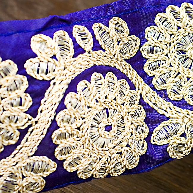金糸花草柄チロリアンテープ (メーター売り・幅 約8cm) - 紫 3 - 光沢感のある布に金糸が美しく映えます！