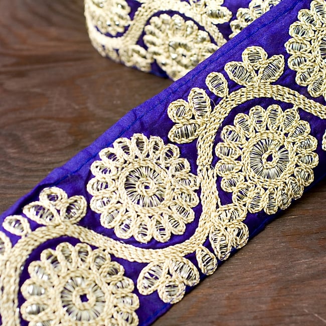 金糸花草柄チロリアンテープ (メーター売り・幅 約8cm) - 紫の写真1枚目です。金糸の刺繍が華やかで可愛いチロリアンテープです。メーター売りですので、こちらから切ってご注文数だけお送りします。チロリアンテープ、手芸、ボーダー、メーター売,チロルテープ