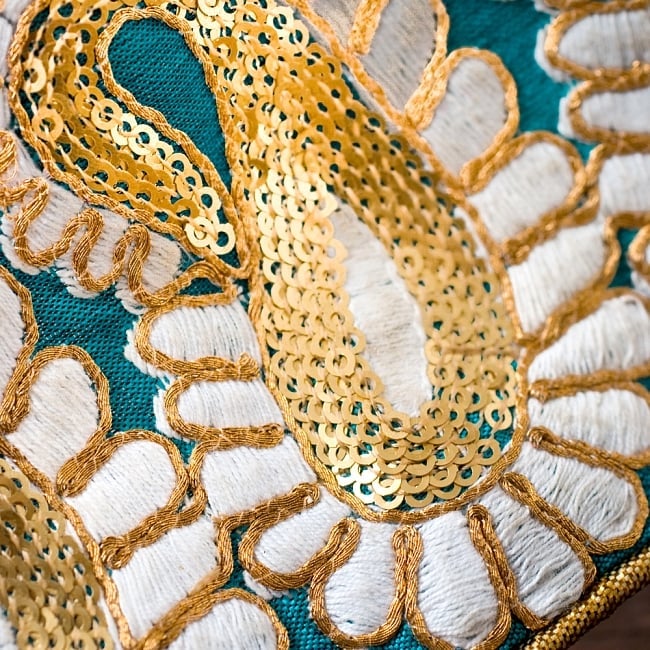 金糸ペイズリー柄チロリアンテープ(メーター売り・幅約8cm) - ターコイズグリーンの商品写真 2枚目 アップにしてみました!豪華な金糸刺繍とビーズがとても上品です^^