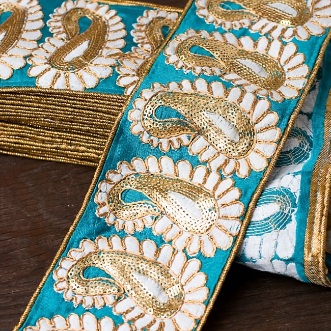 金糸ペイズリー柄チロリアンテープ（メーター売り・幅約8cm） - ターコイズグリーン 3 - 少し光沢感のある布に金糸が美しく映えます！縁もしっかりしています＾＾