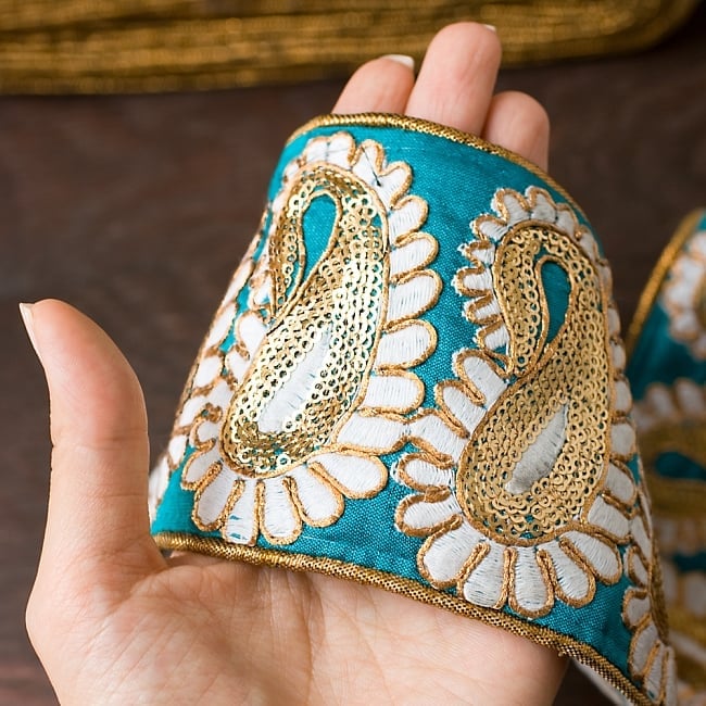 金糸ペイズリー柄チロリアンテープ(メーター売り・幅約8cm) - ターコイズグリーンの商品写真 4枚目 手に取ってみました。金糸が美しく存在感のあるテープです。