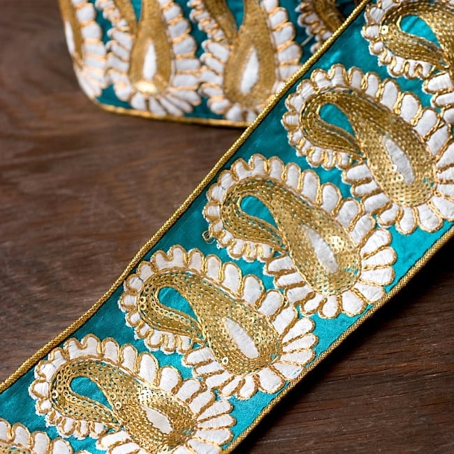 金糸ペイズリー柄チロリアンテープ(メーター売り・幅約8cm) - ターコイズグリーンの商品写真 1枚目 金糸とビーズを使った刺繍がとても可愛いチロリアンテープです。メーター売りですので、こちらから切ってご注文数だけお送りします。