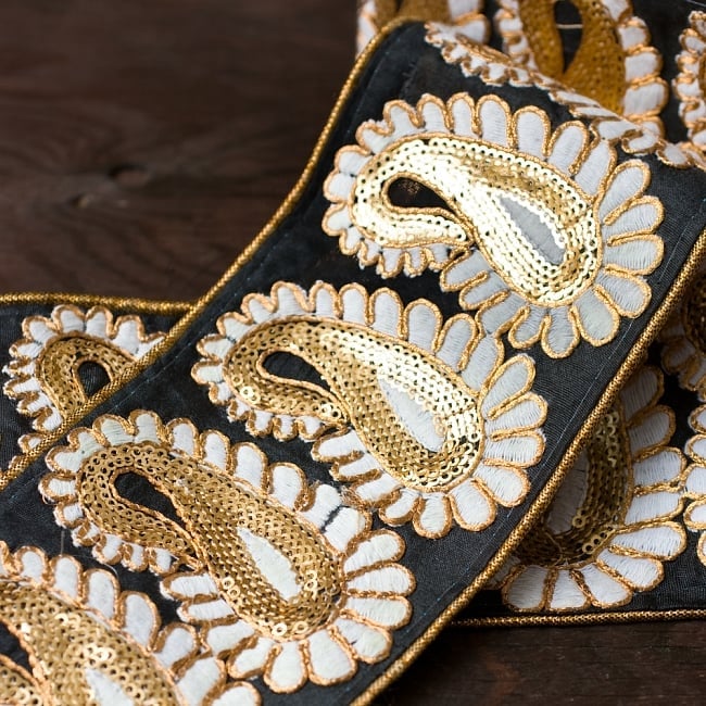 金糸ペイズリー柄チロリアンテープ(メーター売り・幅約8cm)- ブラック 2 - アップにしてみました!豪華な金糸刺繍とビーズがとても上品です^^縁もしっかりしています!