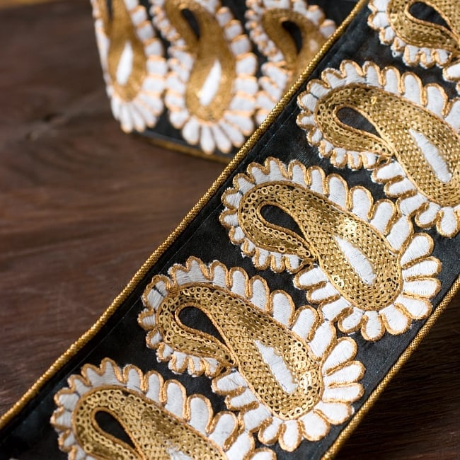 金糸ペイズリー柄チロリアンテープ(メーター売り・幅約8cm)- ブラックの写真