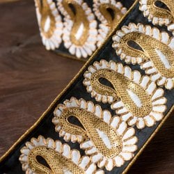 金糸ペイズリー柄チロリアンテープ（メーター売り・幅約8cm）- ブラックの商品写真