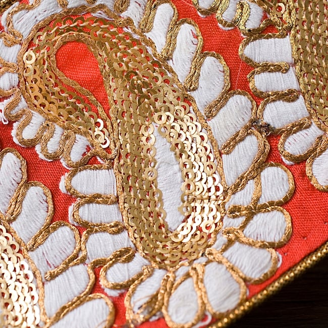 金糸ペイズリー柄チロリアンテープ（メーター売り・幅約8cm）- レッド 2 - アップにしてみました！豪華な金糸刺繍とビーズがとても上品です＾＾
