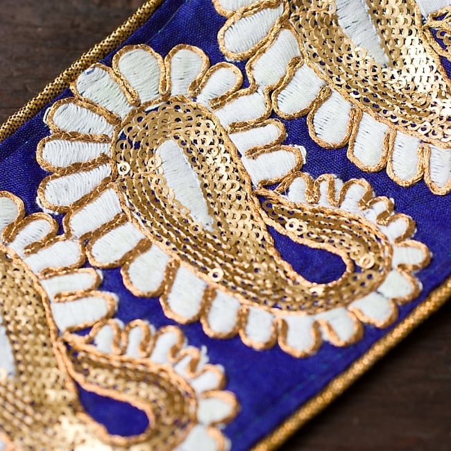 金糸ペイズリー柄チロリアンテープ(メーター売り・幅約8cm)  パープル の商品写真 2枚目 アップにしてみました!豪華な金糸刺繍とビーズがとても上品です^^