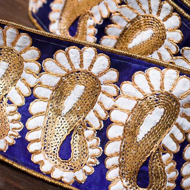 金糸ペイズリー柄チロリアンテープ（メーター売り・幅約8cm）  パープル  3 - 少し光沢感のある布に金糸が美しく映えます！縁もしっかりしています＾＾