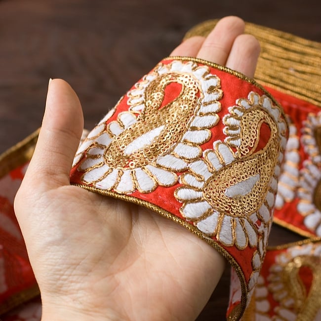 金糸ペイズリー柄チロリアンテープ(メーター売り・幅約8cm)  パープル の商品写真 4枚目 手に取ってみました。金糸が美しく存在感のあるテープです。※こちらは色違い商品となります。