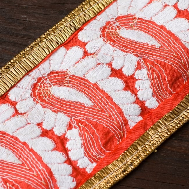 金糸ペイズリー柄チロリアンテープ(メーター売り・幅約8cm)  パープル の商品写真 5枚目 裏面はこの様になっています。リバーシブルではありません。※こちらは色違い商品となります。